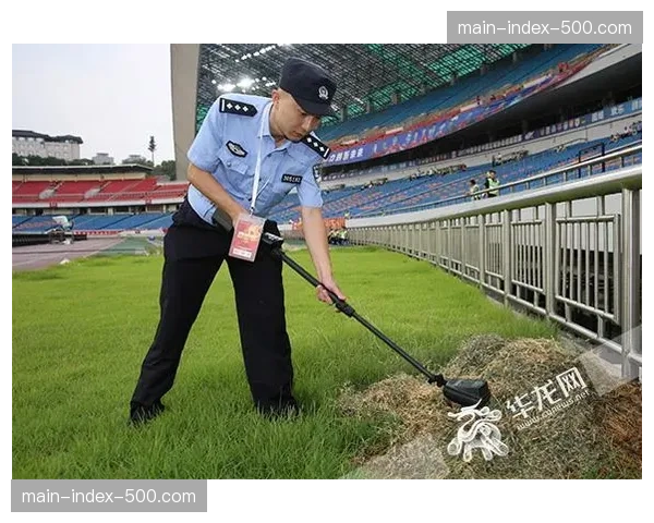 特写：守护者队新主场“进步球场”完成2026赛季开幕前的最后灯光调试