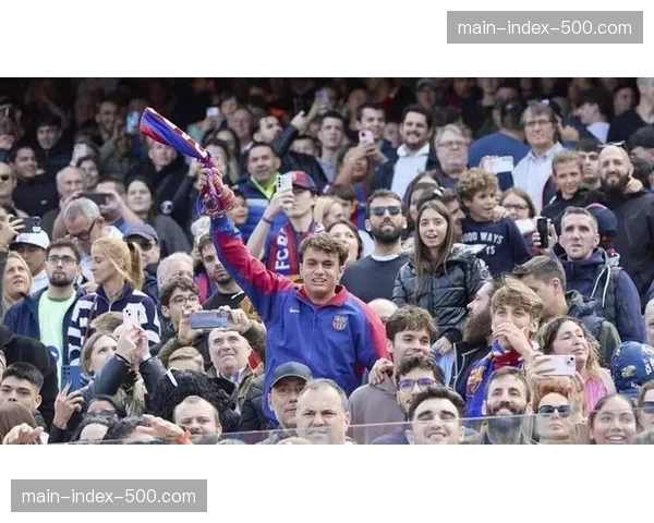 比赛因球迷向场内投掷杂物中断十分钟，主裁警告将判负