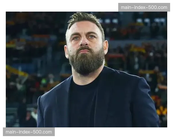 天空体育战术镜头显示，罗马队德罗西调整中场三角站位以应对对手逼抢