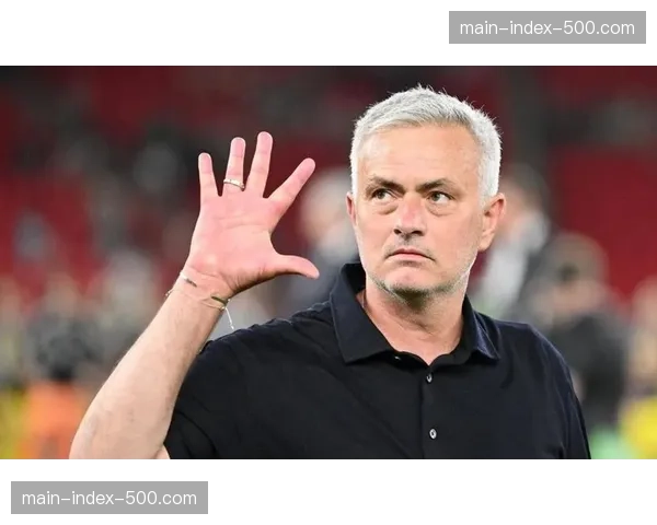 特写镜头：穆里尼奥在场边频繁做出“收缩”手势，罗马全队阵型瞬间变为5-4-1