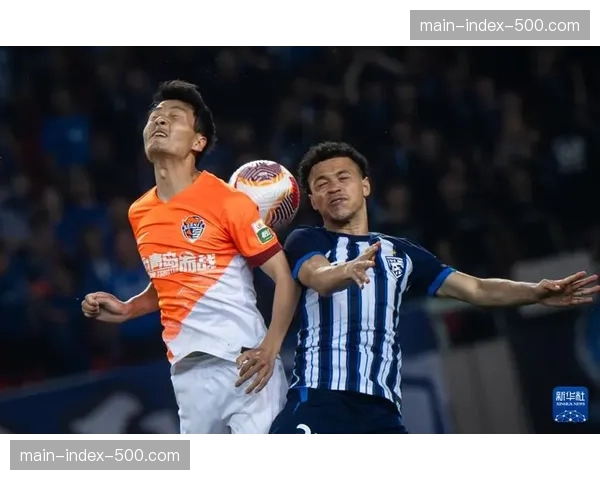 【2026年4月中超联赛·赛中·聚焦瞬间:武汉三镇前锋在三人包夹下丢失球权,反映客队中场极具侵略性的集体围抢 【2026年4月中超联赛·赛中·聚焦瞬间:武汉三镇前锋在三人包夹下丢失球权,反映客队中场极具侵略性的集体围抢